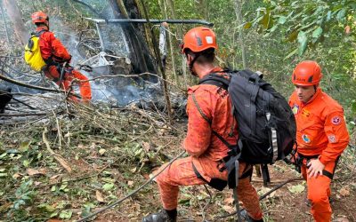 1 de 1 Bombeiros trabalham para chegar até a área onde caiu um helicóptero perto da Vista Chinesa, na Zona Sul do Rio.