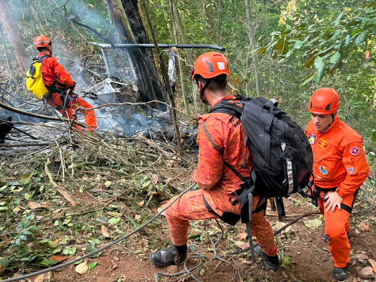 1 de 1 Bombeiros trabalham para chegar até a área onde caiu um helicóptero perto da Vista Chinesa, na Zona Sul do Rio.