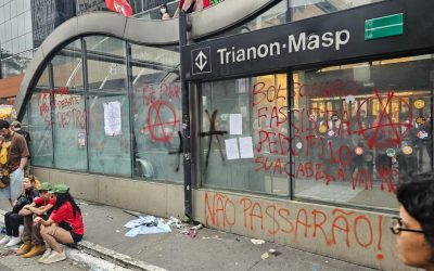 1 de 3 Estação Trianon-Masp é pichada durante ato pró-Lula.
