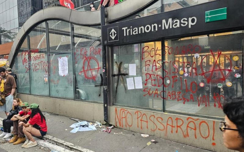 1 de 3 Estação Trianon-Masp é pichada durante ato pró-Lula.