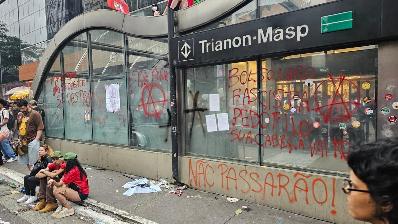 1 de 3 Estação Trianon-Masp é pichada durante ato pró-Lula.