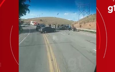 1 de 1 Homem morre em acidente envolvendo três carros na BR-116, em Governador Valadares