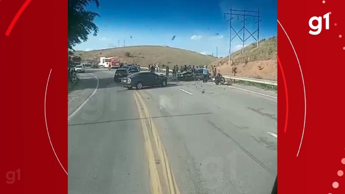 1 de 1 Homem morre em acidente envolvendo três carros na BR-116, em Governador Valadares