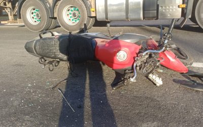1 de 1 Motociclista morre atropelado por carreta após bater em carro na BR-101, no Recife