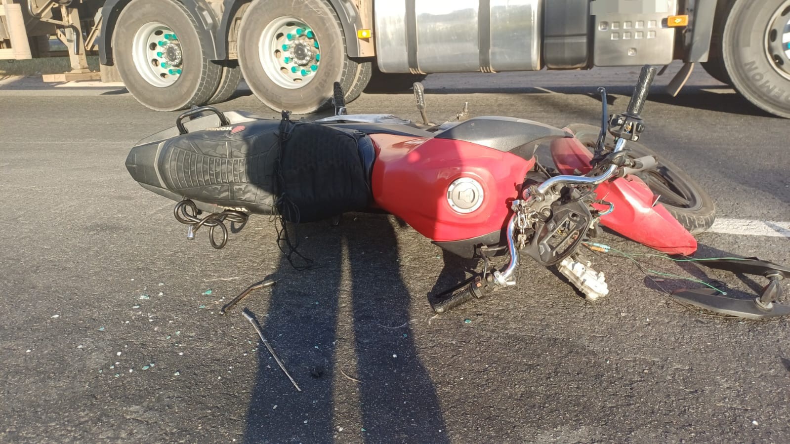 1 de 1 Motociclista morre atropelado por carreta após bater em carro na BR-101, no Recife