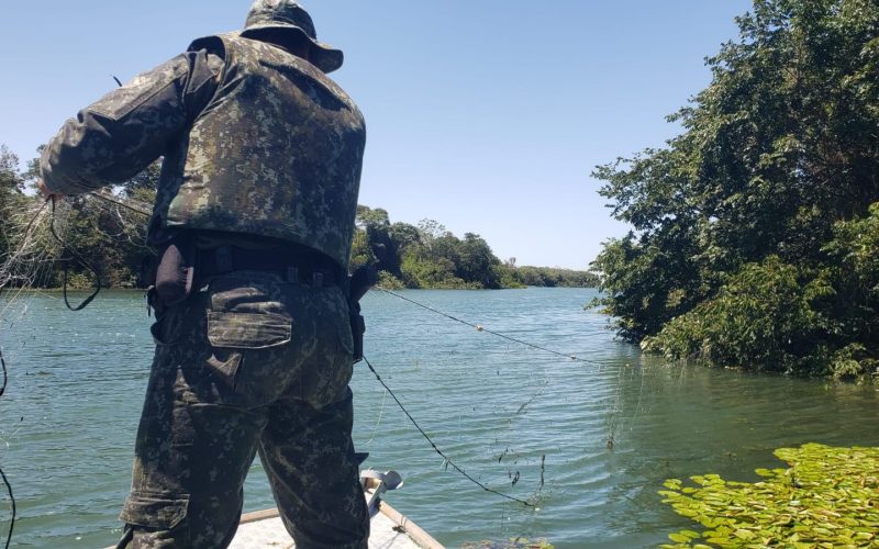 1 de 1 Polícia Ambiental apreende 300 metros de redes de pesca no Rio Paraná em Rosana (SP)