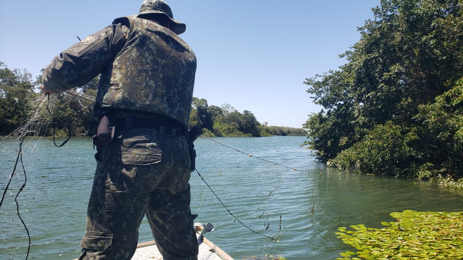 1 de 1 Polícia Ambiental apreende 300 metros de redes de pesca no Rio Paraná em Rosana (SP)