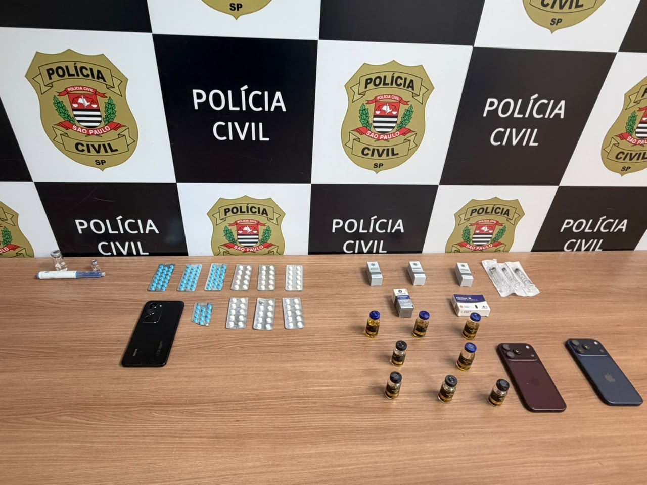 1 de 1 Operação da Polícia Civil cumpre mandados contra venda de remédios proibidos em Piracicaba; dois são presos