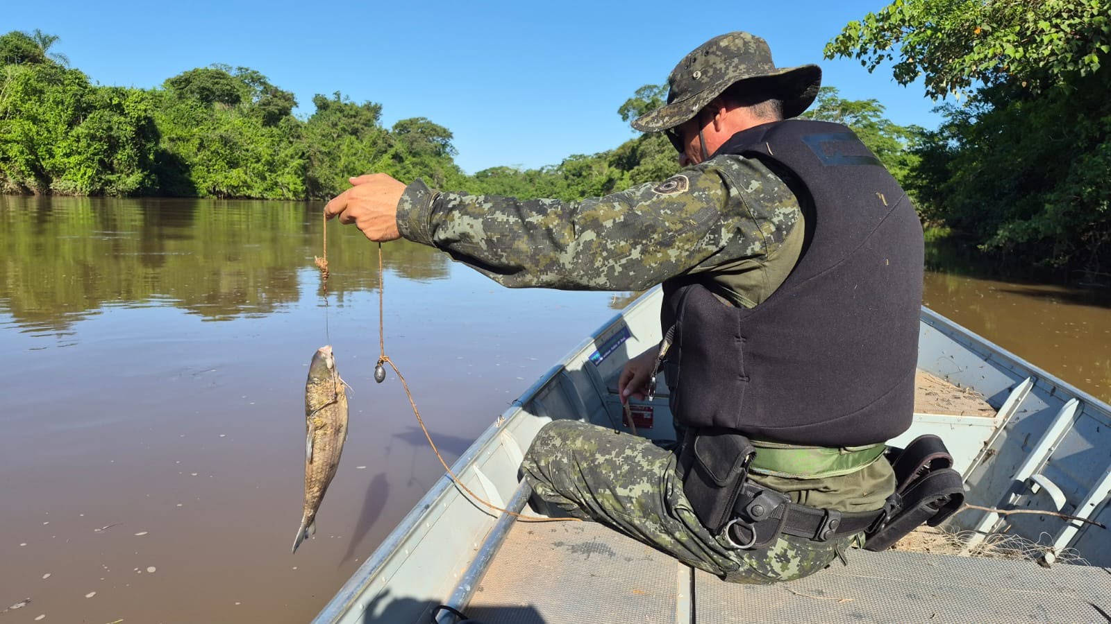 1 de 3 Polícia apreende itens de pesca proibidos e adverte pescadores durante pré-piracema na região de Presidente Prudente (SP)