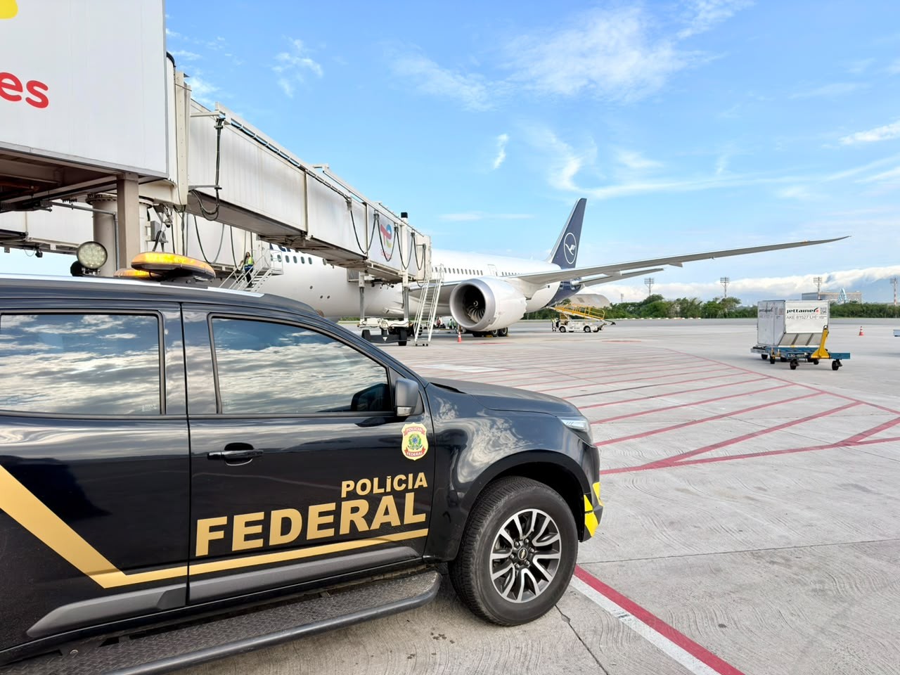 1 de 1 Homem era procurado pela Justiça do Rio de Janeiro e foi encaminhado ao sistema prisional após desembarcar no Aeroporto Internacional do Rio.