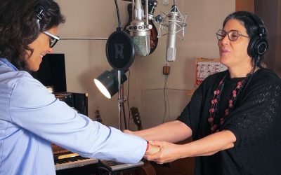 1 de 2 Zélia Duncan (à esquerda) e Mônica Salmaso unem vozes na regravação de música da cantora e compositora Isadora Melo
