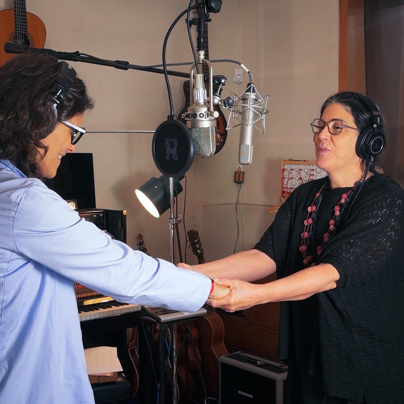 1 de 2 Zélia Duncan (à esquerda) e Mônica Salmaso unem vozes na regravação de música da cantora e compositora Isadora Melo