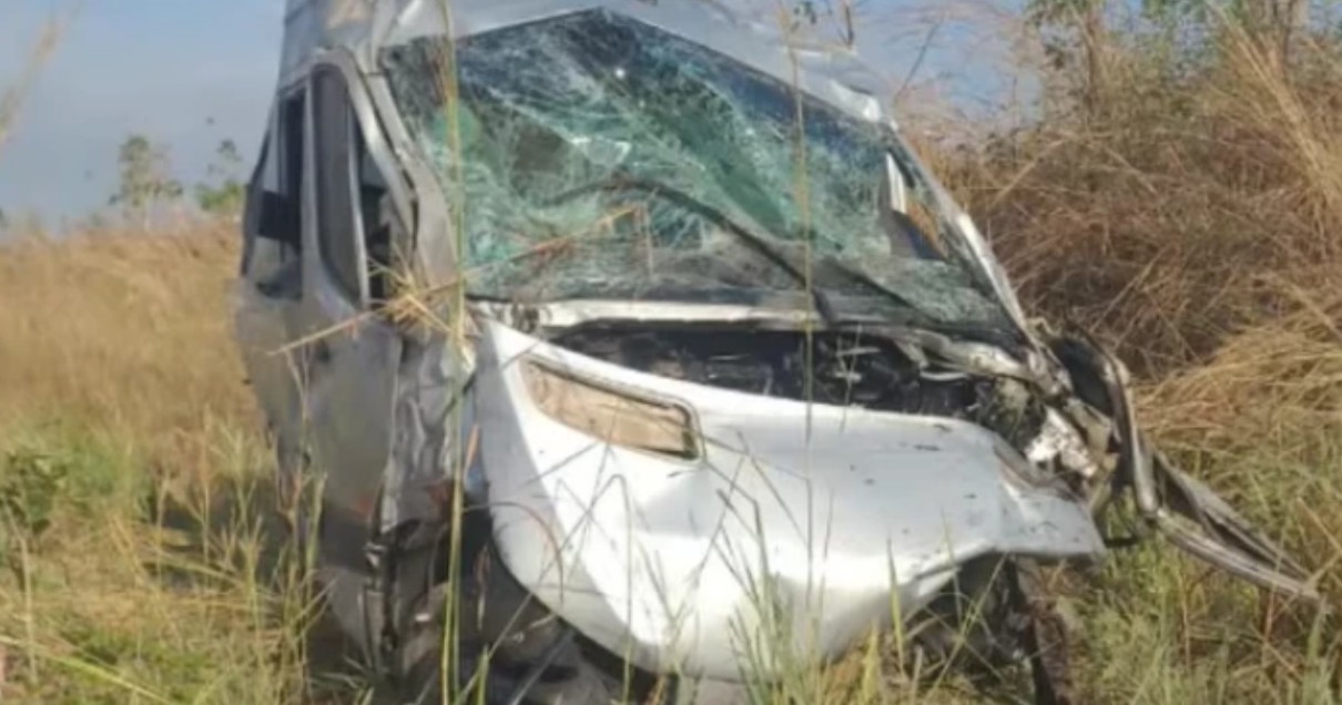 1 de 1 Colisão frontal entre van e carro de passeio deixa três mortos e dois feridos graves na BR-222, no MA