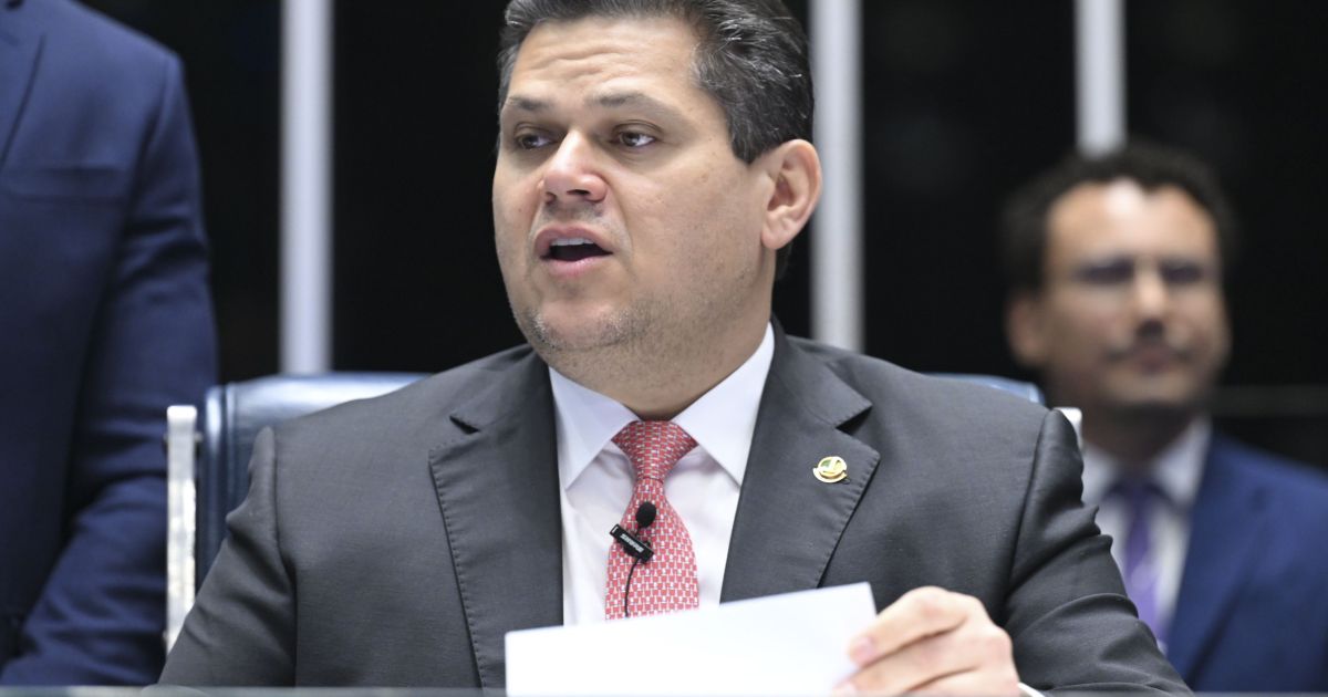 Alcolumbre propõe pacificação e avalia indulto a Bolsonaro