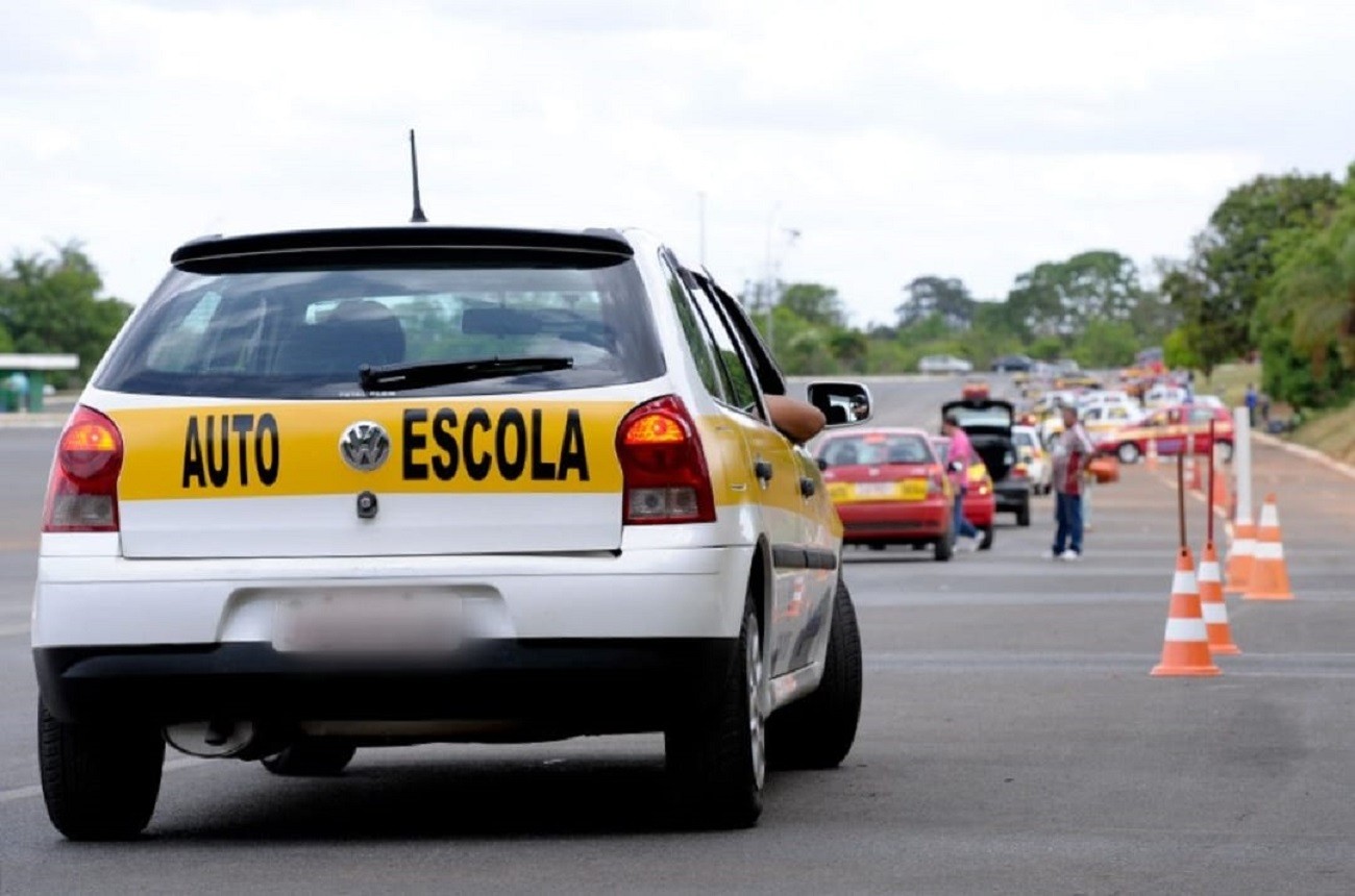 1 de 2 Carro de autoescola