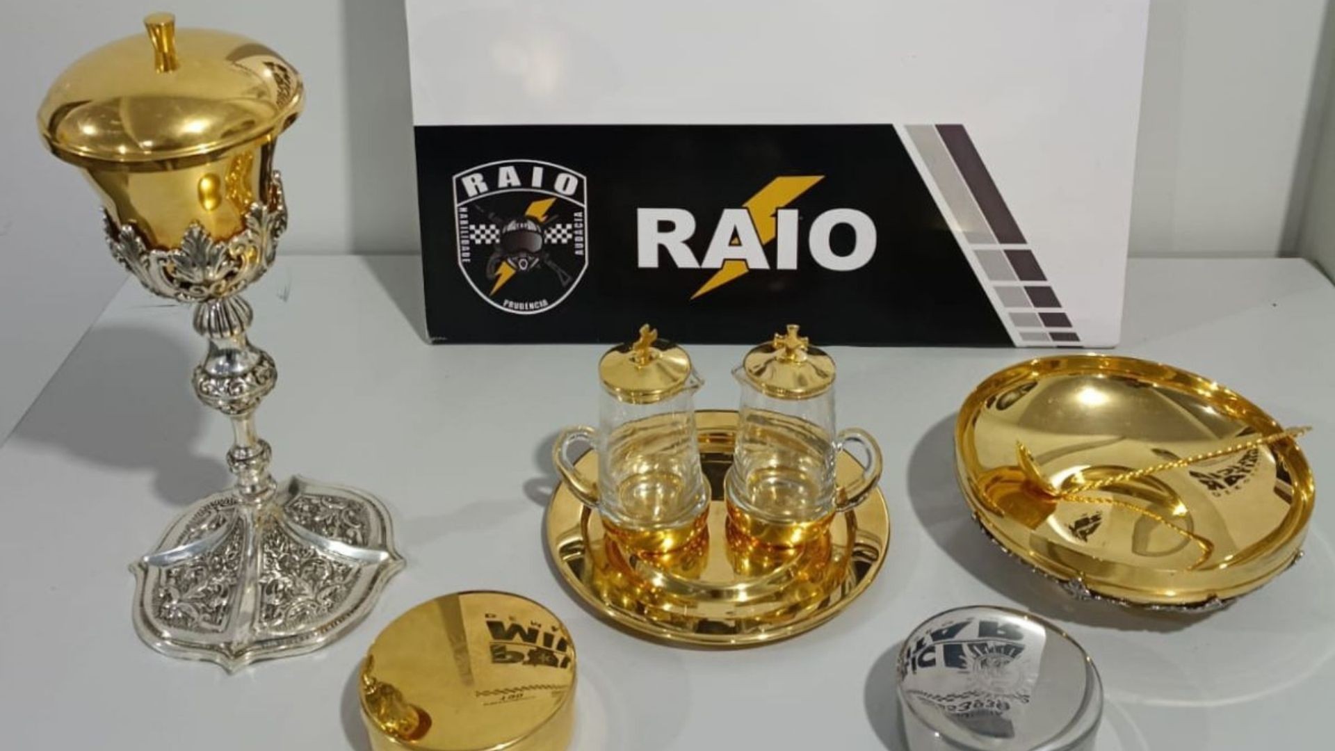 1 de 2 Entre os itens recuperados estão um cálice de prata com tampa dourada, um prato dourado, duas galhetas usadas para água e vinho, um vaso dourado com uma pequena concha e duas tecas, uma dourada e outra de prata