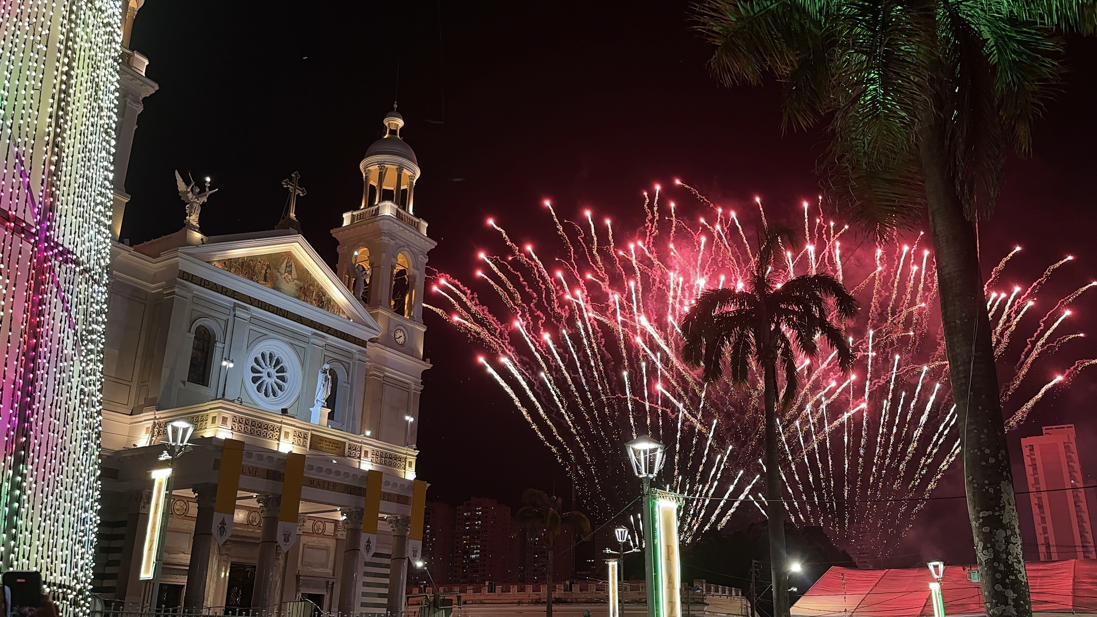 1 de 3 Queima de fogos na Basílica Santuário marca o fim do Círio de Nazaré 2026.