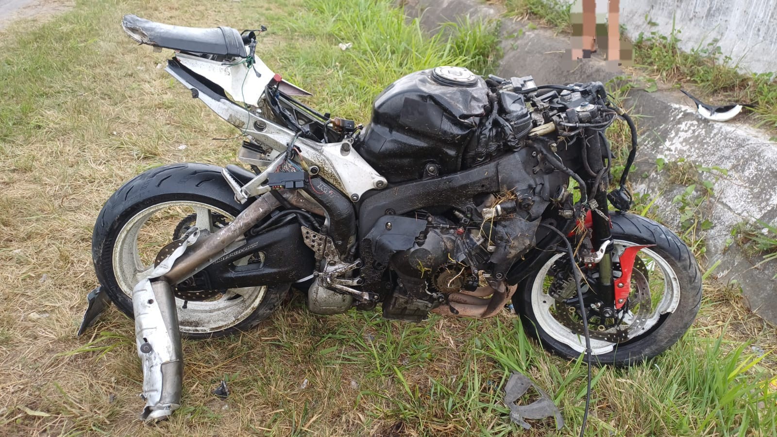 1 de 2 Moto fica danificada após colisão na BR 232, em PE