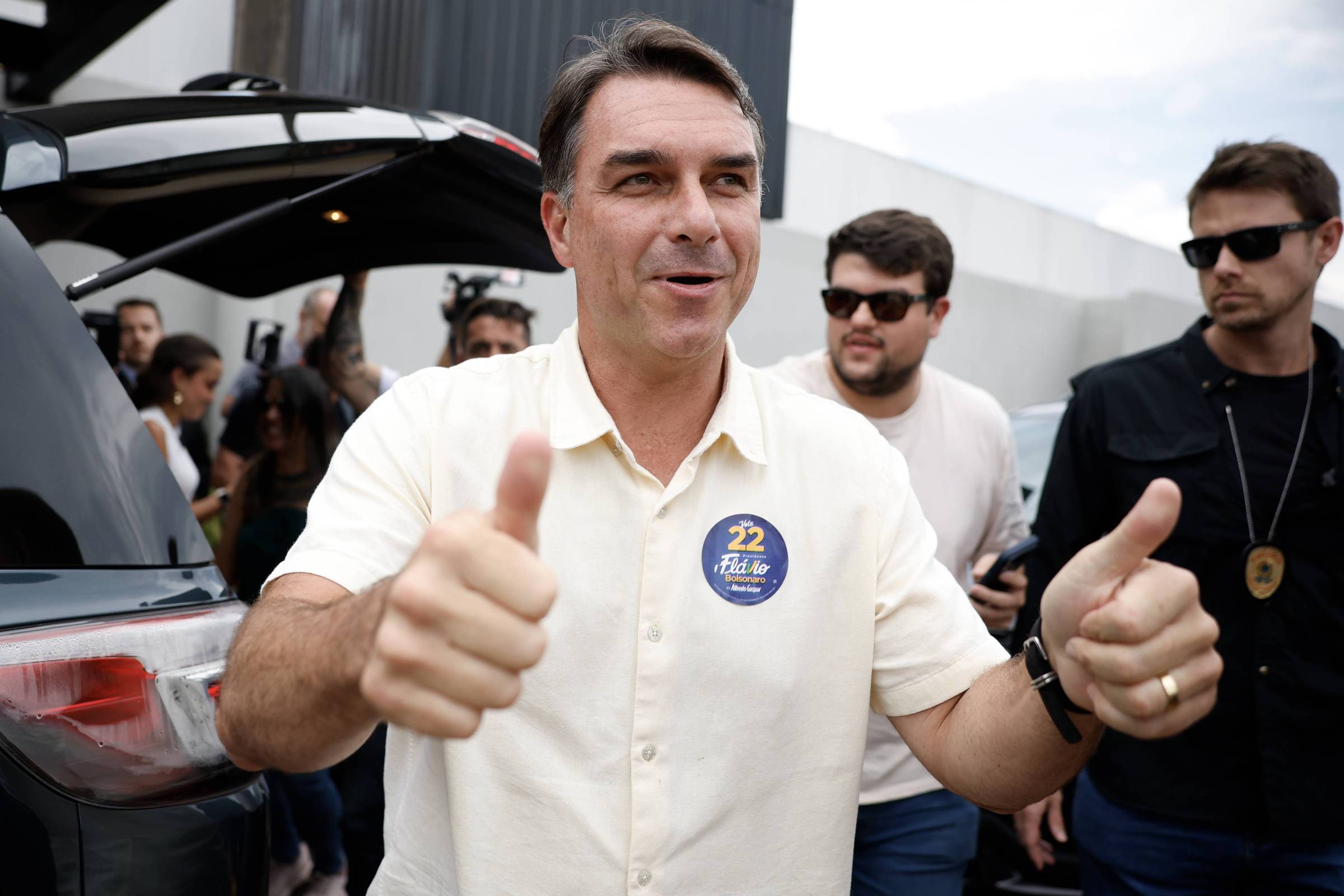 Flávio Bolsonaro rejeita 'presidente eleito' e diz ser líder