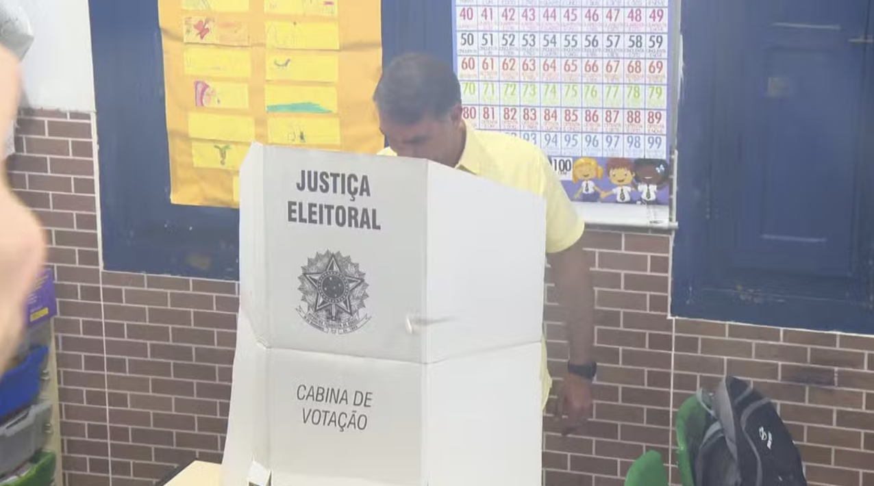 Flávio Bolsonaro (PL) vota no RJ — Foto: Reprodução/TV Globo