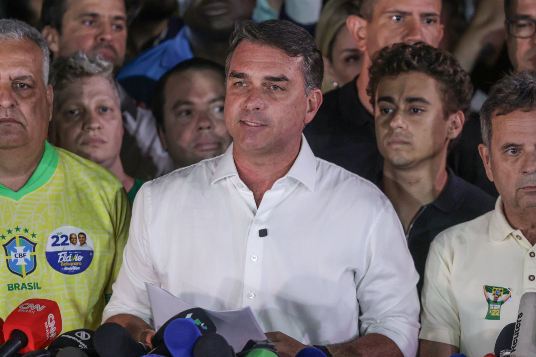 Senador Flávio Bolsonaro (PL), fala com jornalistas após ser derrotado no segundo turno das eleições pelo candidato Luiz Inácio Lula da Silva (PT)