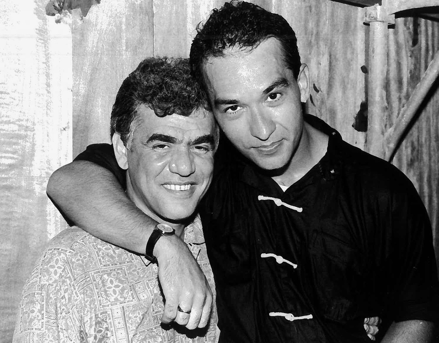 1 de 2 Jorge Davidson posa com Herbert Vianna, vocalista e guitarrista dos Paralamas do Sucesso, banda que indicou para a gravadora EMI em 1983