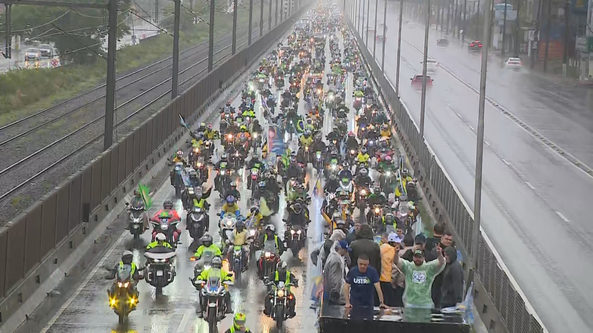 1 de 1 Apoiadores de Flávio Bolsonaro percorrem Porto Alegre em motociata neste sábado
