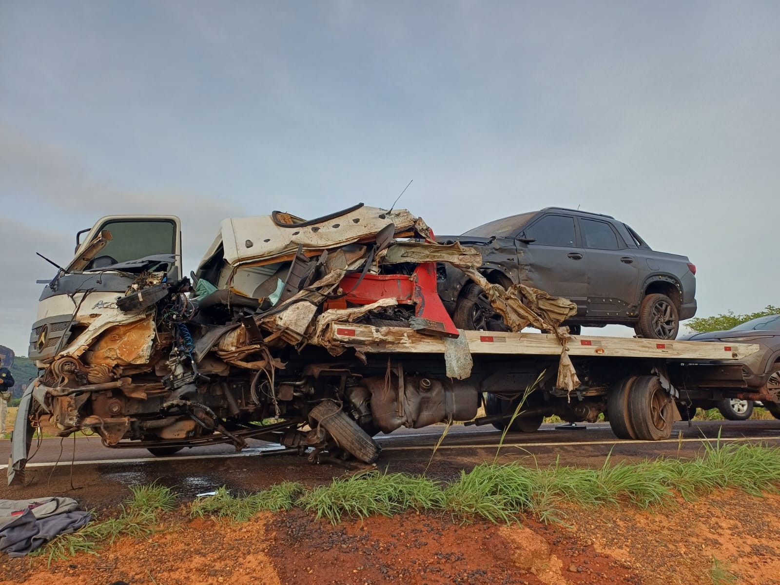 1 de 2 Caminhão-guincho ficou destruído após acidente na BR-158