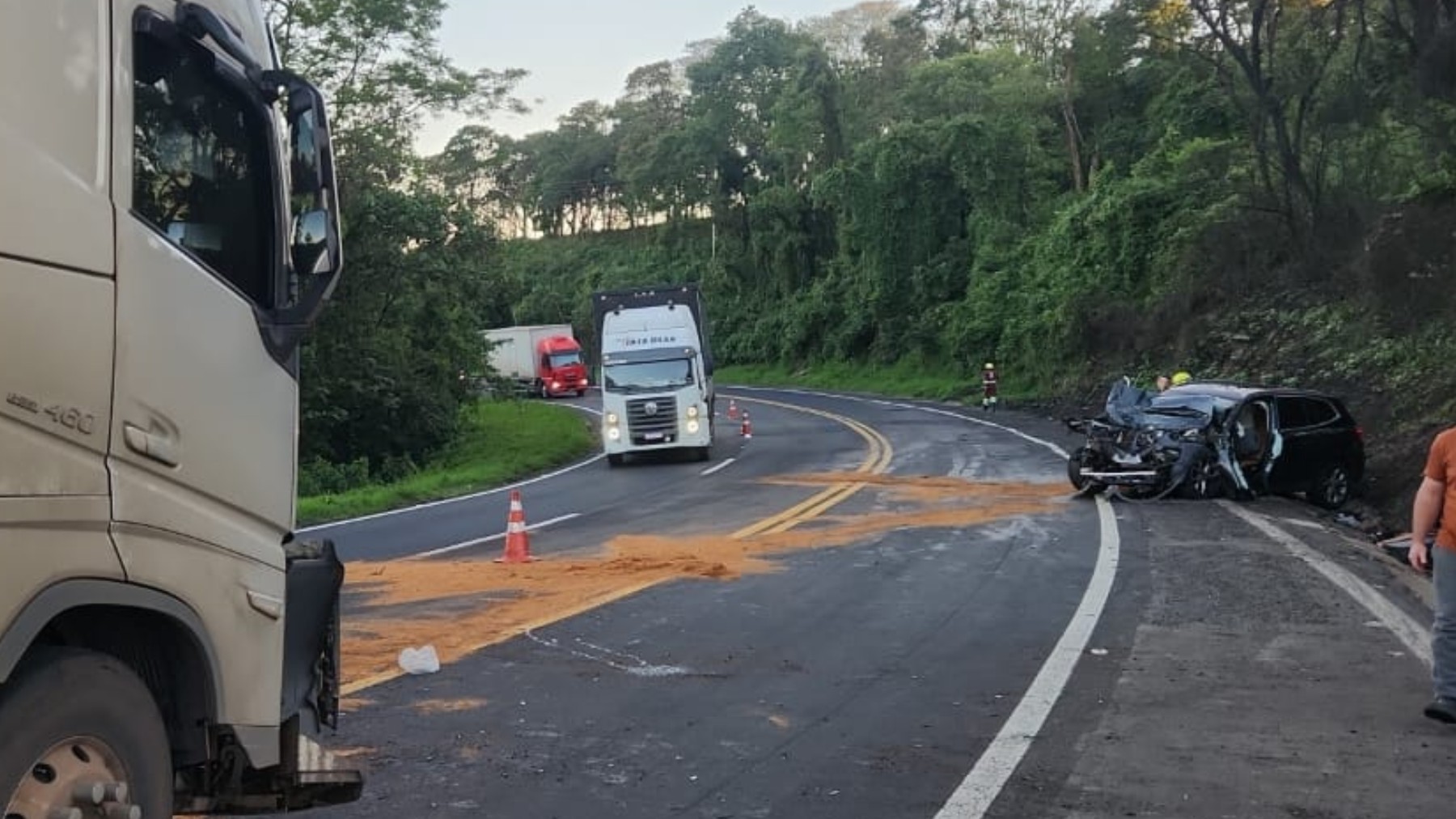 1 de 2 Motorista de BMW se perdeu em curva e bateu de frente com caminhão, diz PRF