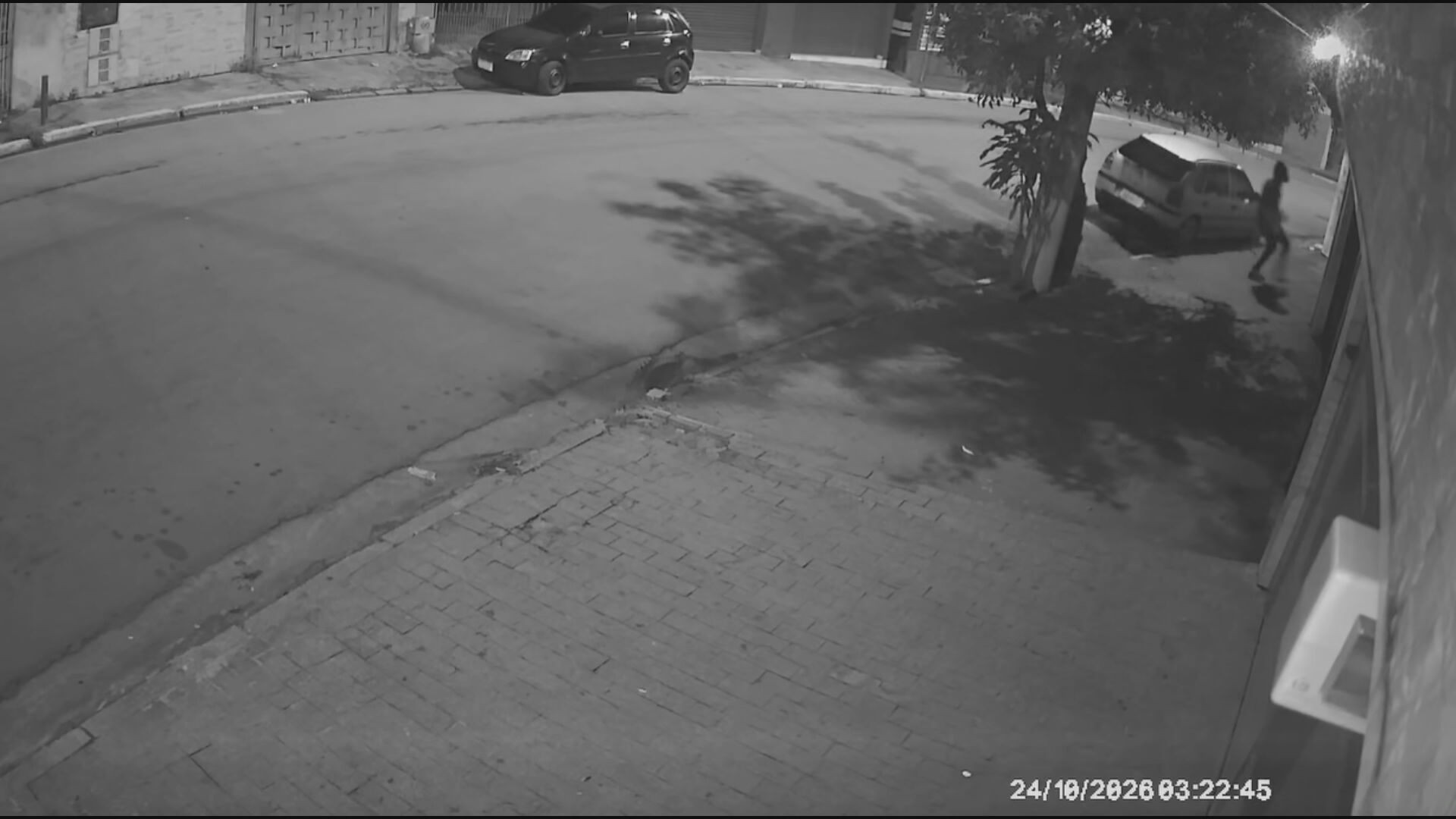 1 de 2 Câmera de segurança registrou o momento em que um homem invadiu a casa do pai de santo