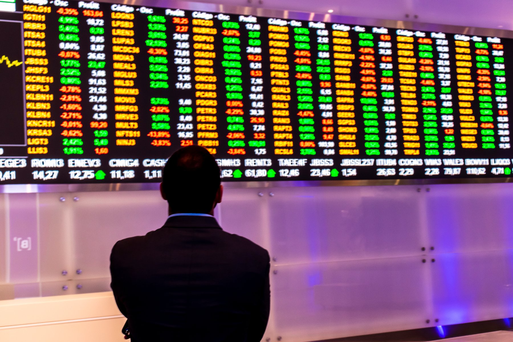 Painel com cotações da bolsa de valores no moderno centro de visitantes do B3, Brasil, Bolsa, Balcão, na sede da BOVESPA.