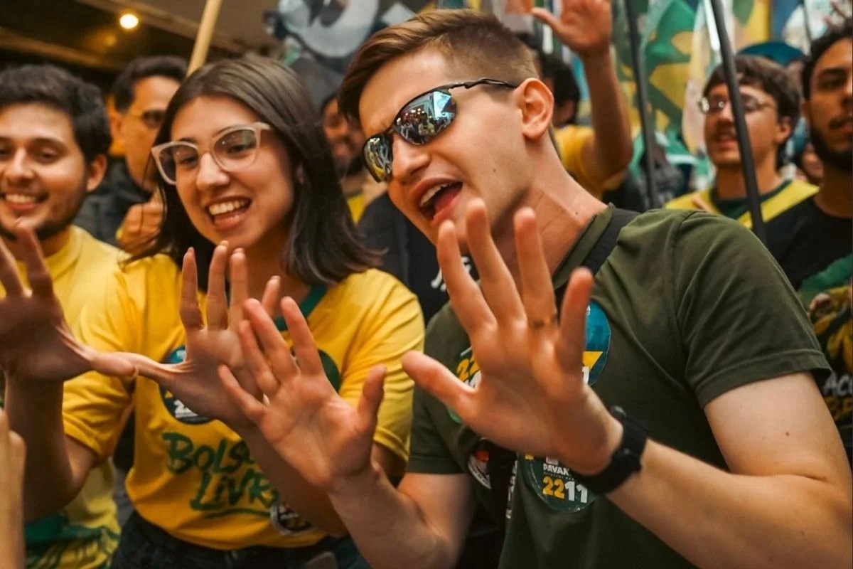 1 de 3 Funk de camapnha do Flávio viralizou entre os jovens