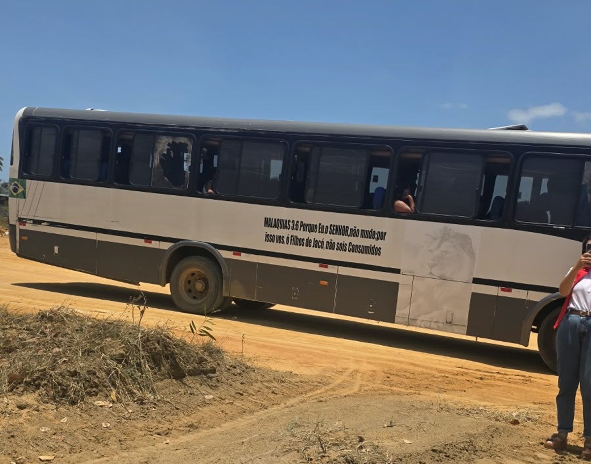 1 de 2 Ônibus contratado por secretário é apreendido por transporte irregular de eleitores em AL