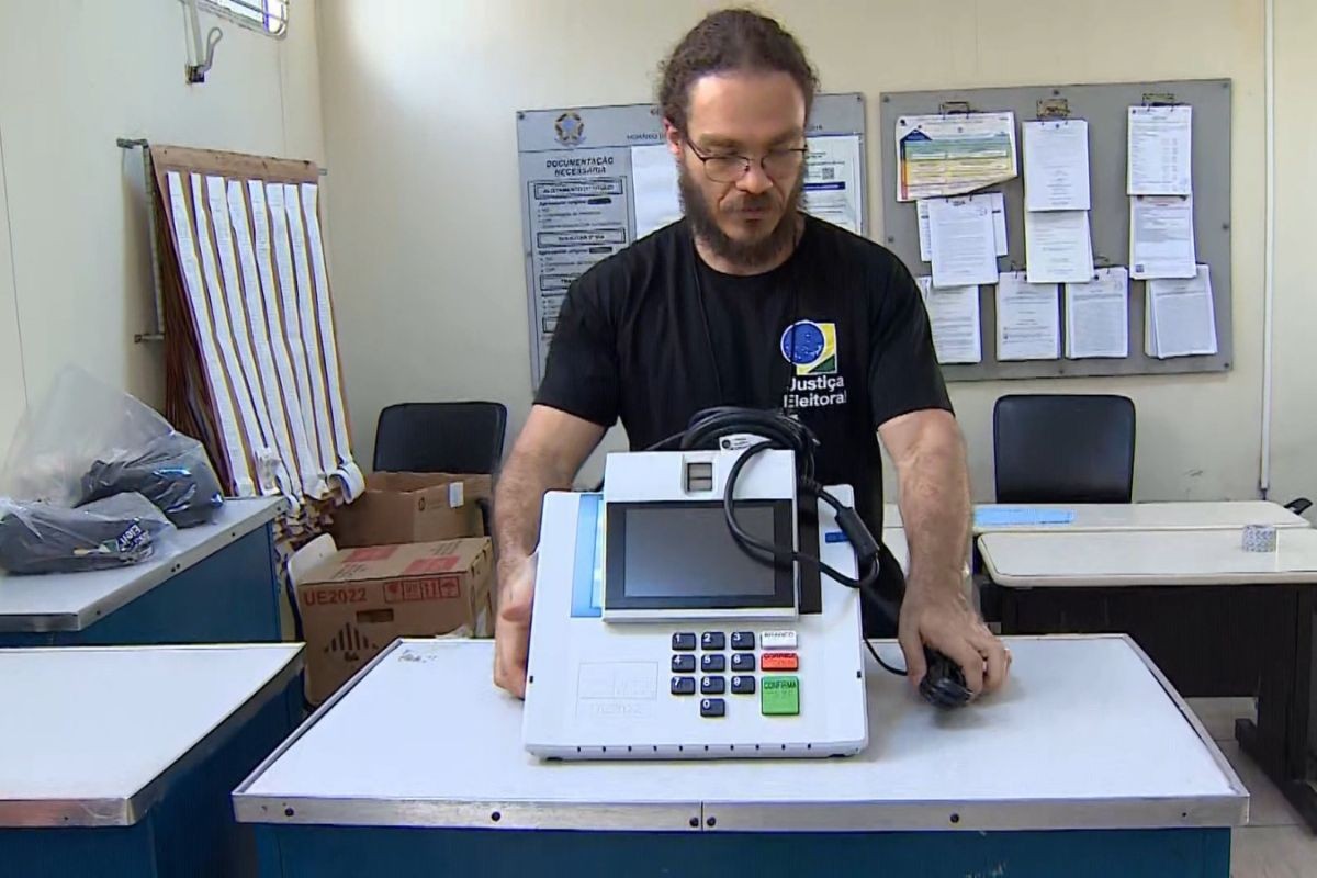 1 de 2 Urna eletrônica é preparada em Taubaté (SP)