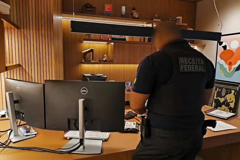 Agente da Receita Federal cumpre mandado de busca e apreensão em imóvel de investigado na nova fase da Operação Carbono Oculto - Divulgação Polícia Federal