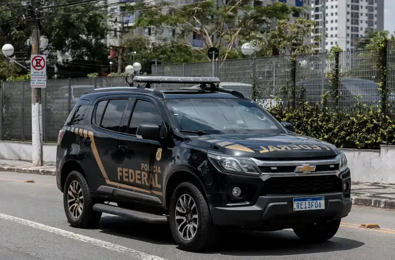 Carro da Polícia Federal nas ruas.