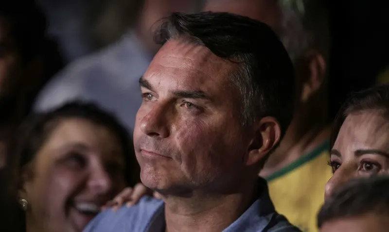 Em sabatina, Flávio não explica propostas e faz acusações sem provas