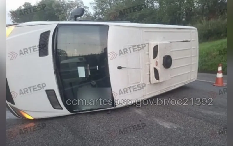 Van carregada com mercadorias tomba na Raposo Tavares em Alambari, na manhã desta quinta-feira (15)