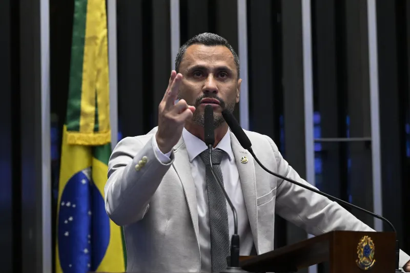 1 de 2 Em discurso, à tribuna, senador Cleitinho (Republicanos-MG). Foto ilustrativa.