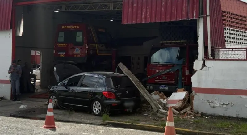 Motorista sofreu um mal súbito e carro invadiu o quartel do Corpo de Bombeiros do Jardim Santa Rosália, em Sorocaba (SP)
