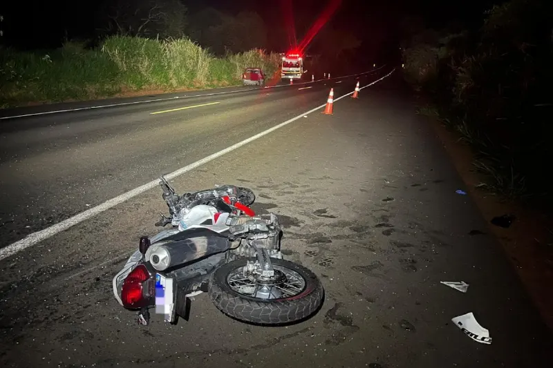 Motociclista bateu na traseira de um carro e não resistiu aos ferimentos