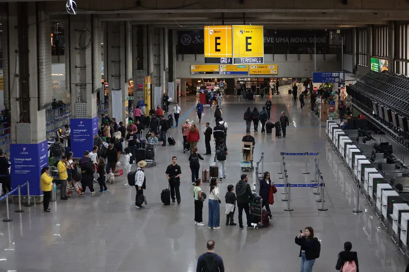 1 de 1 Movimento no Aeroporto Internacional de São Paulo, em Guarulhos.