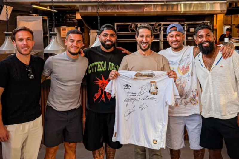 Arthur, Coutinho, Gabriel Barbosa, Neymar Jr. e Rodinei posaram ao lado do dono da churrascaria Netão