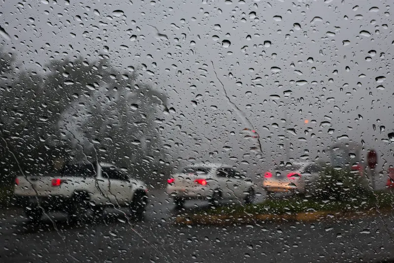 Fila de carros em meio a chuva em Santa Catarina