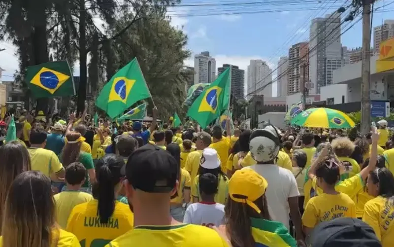 1 de 1 Manifestantes com bandeiras do Brasil participam de ato em apoio a Flávio Bolsonaro na Avenida Ricardo Paranhos, em Goiânia.
