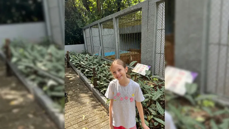1 de 4 Aurora Bianco Serra no zoológico municipal de Garça visitando os filhotes de onça-parda. A menina de 8 ano que sugeriu os nomes Café e Cacau