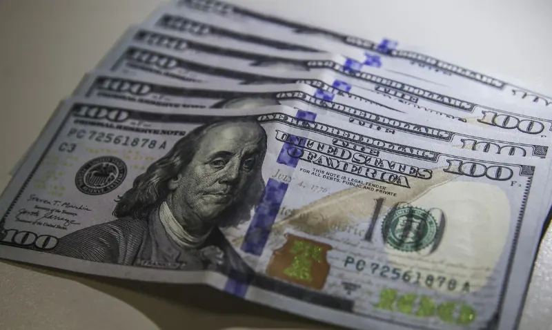 Dólar cai a R$ 4,98 e acumula perda de 4,44% na semana
