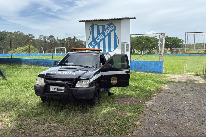 1 de 2 O corpo foi encontrado em um terreno baldio
