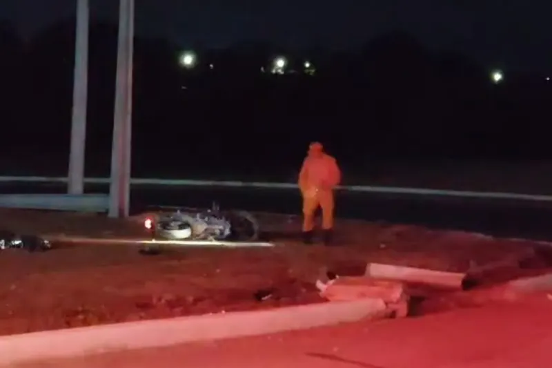 1 de 1 Moto caída na rotatória da MT-208, nas proximidades do bairro Jardim Renascer, em Alta Floresta (MT)