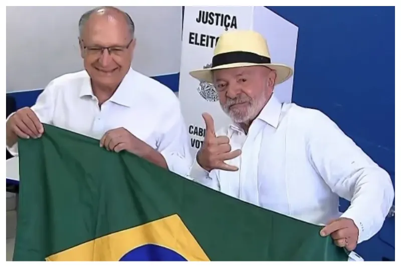 1 de 1 Geraldo Alckmin e Lula posam após presidente votar em São Bernardo do Campo.